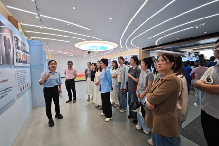“科学与艺术”辉映校园 全体教师观展致敬杰出校友