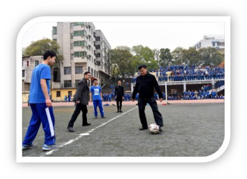 陈迪勋副校长为学生足球赛开球