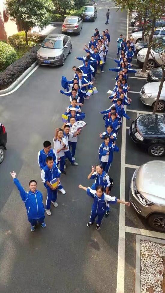 通过义卖,湖南师大附中学生在心里种下志愿精神的种子。