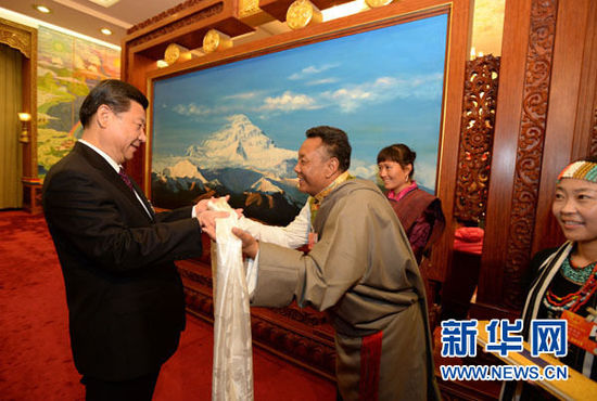 2013年3月9日，中共中央总书记、中共中央军委主席习近平参加十二届全国人大一次会议西藏代表团的审议。这是一位代表向习近平献上哈达。