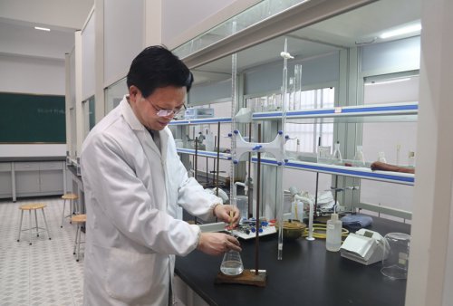 【湖南日报】肖鹏飞:学生心目中的“化学大神”
