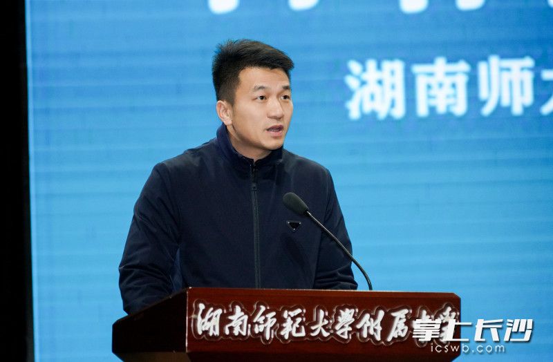 湖南师大附中党委委员、副校长廖强以《每一种生活都应该被认真对待》为题作开学第一讲。长沙晚报通讯员 梁文婷 摄