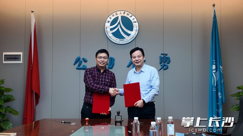 湖南大学与湖南师大附中签署共建《化学创新实验室》协议。均为长沙晚报全媒体记者 张炎炎 摄