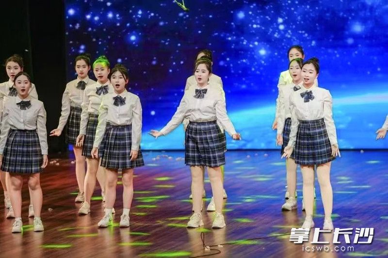 湖南师大附中校园文化艺术节上，该校红枫艺术团初中团带来精彩表演。