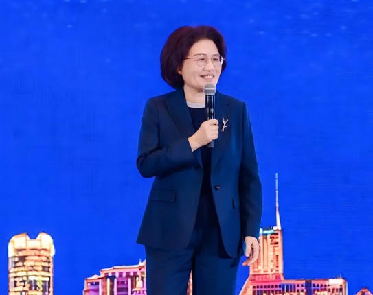 【附中追梦人】从附中走出的“芯片女皇”：何庭波用“韬定律”改写全球半导体规则
