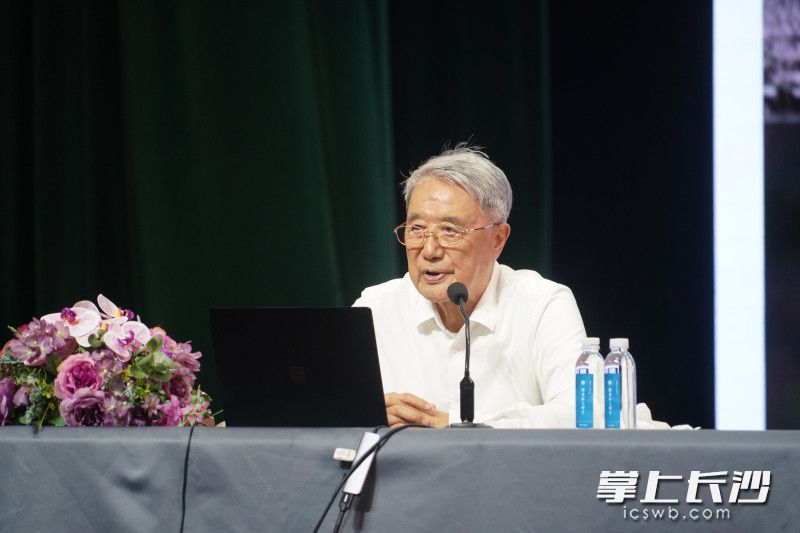 讲座中，何继善以“讲故事”的方式，分享了自己在云麓中学求学的岁月，勉励青年学子铭记历史珍惜当下，树立远大的报国理想。