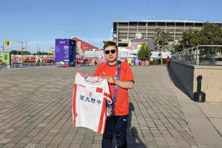 湖南师大附中98级学生与父亲带国旗和班级球衣观战世界杯：球衣跟我到加拿大20年了