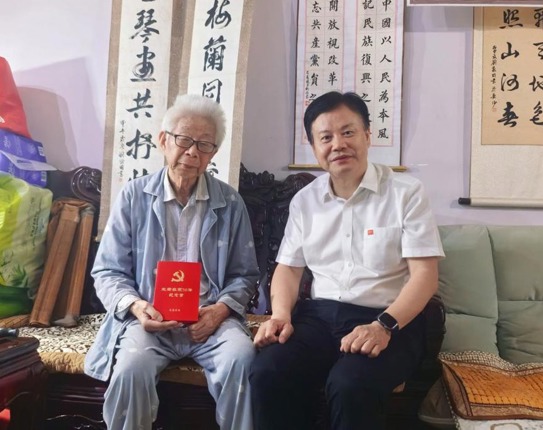 学校领导“七一”前夕走访慰问老党员、困难党员