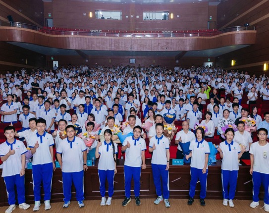 乘风而上，少年骋怀！初2026届毕业典礼圆满举行