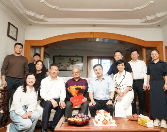 九秩芳华守初心 小康人生向百年——学校领导班子祝贺王楚松老校长九十大寿