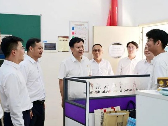 谢永红赴附中梅溪湖中学走访慰问教师并开展专题调研