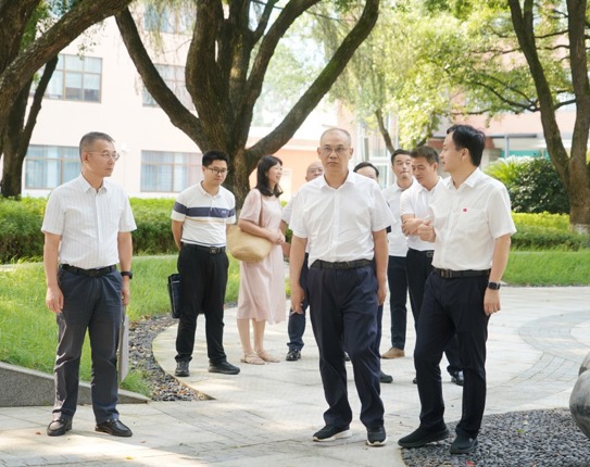 省政协副主席、民进湖南省委会主委潘碧灵来我校走访调研