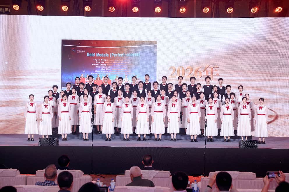 我校合唱团在大会主场活动中演唱海阔天空