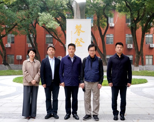 香港浸会大学附属学校王锦辉中小学总校长陈伟佳教授来校交流