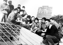 学生在麓山大队上温床育苗课