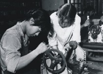 学生在校办工厂劳动