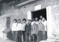 因搬迁到民房、草棚上课