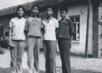 1964年我校学生代表湖南省参加全国青少年射击通讯赛。自左至右：黄煦明、刘维德、陈龙达、何金林