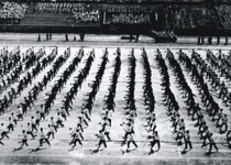 1976年在长沙市中学生田径运动会开幕式上，我校表演千人团体武术操，获特等奖