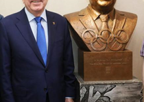 校友黄剑：湘籍雕塑家黄剑展出奥运雕塑，国际奥委会主席巴赫观展