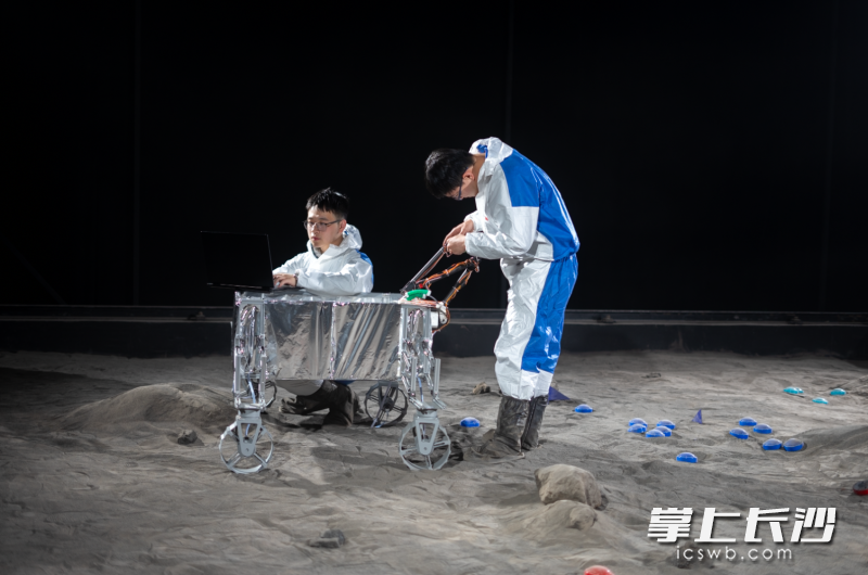 欧阳辰昊（左）与团队伙伴在模拟月面调试样机。 均为受访者供图