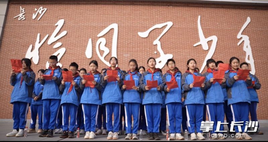 大家来到恰同学少年广场歌咏青春。 大家来到恰同学少年广场歌咏青春。