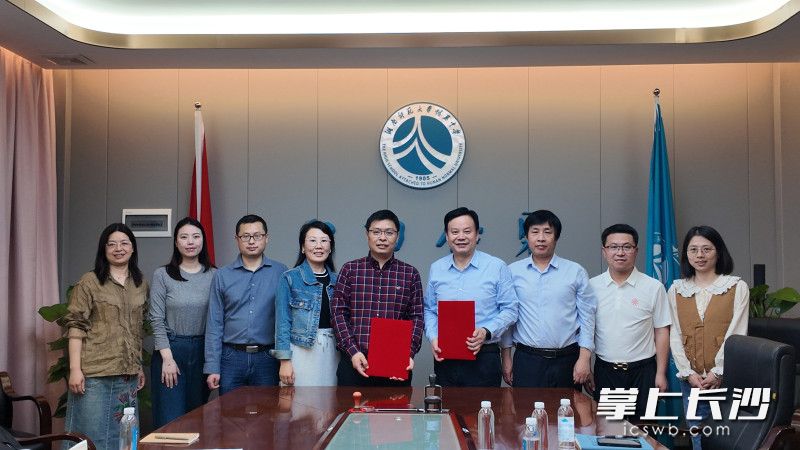 湖南师大附中与湖南大学等高校携手合作,为拔尖创新人才早期培养提供全方位保障。 湖南师大附中与湖南大学等高校携手合作,为拔尖创新人才早期培养提供全方位保障。