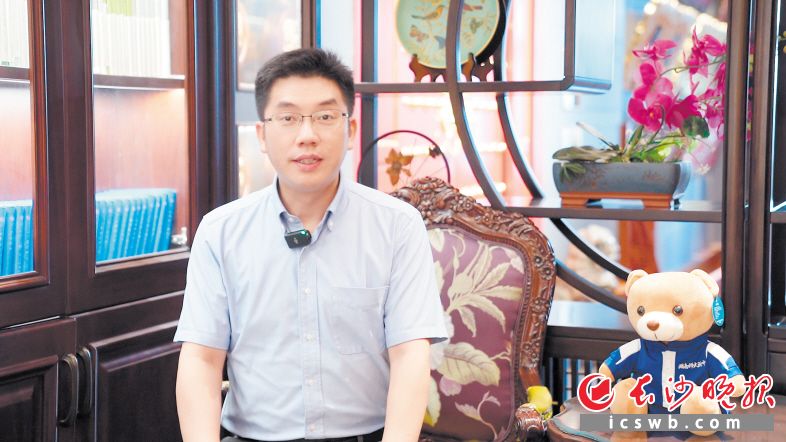  肖百龙的学术研究成果获得了广泛认可，荣获多个奖项。长沙晚报全媒体记者 邓迪 摄