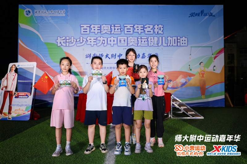 拿到张雅怡签名照片的小朋友。 拿到张雅怡签名照片的小朋友。