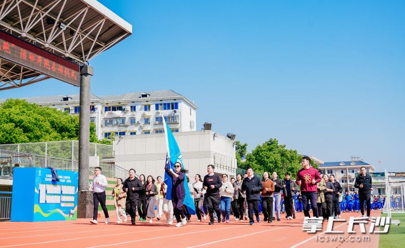 百廿时光，跑出健康！湖南师大附中首届“AI阳光跑”启动。 均为通讯员供图