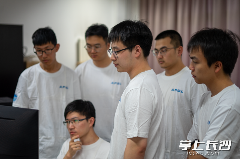 一次次失败，一次次重来。团队成员正在为设计方案冥思苦想。