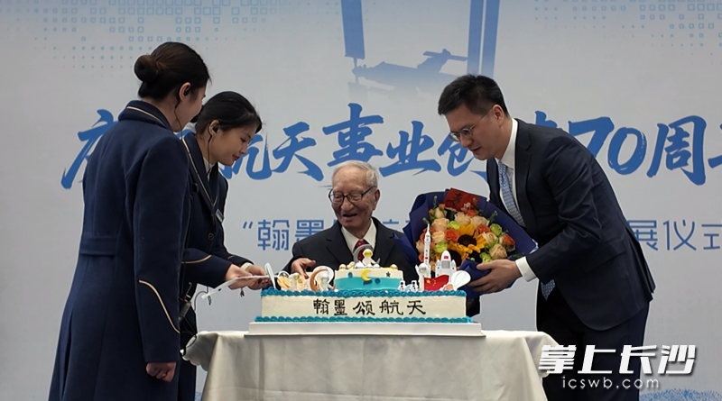 活动现场为张履谦院士送上生日快乐的特制精美蛋糕。 活动现场为张履谦院士送上生日快乐的特制精美蛋糕。