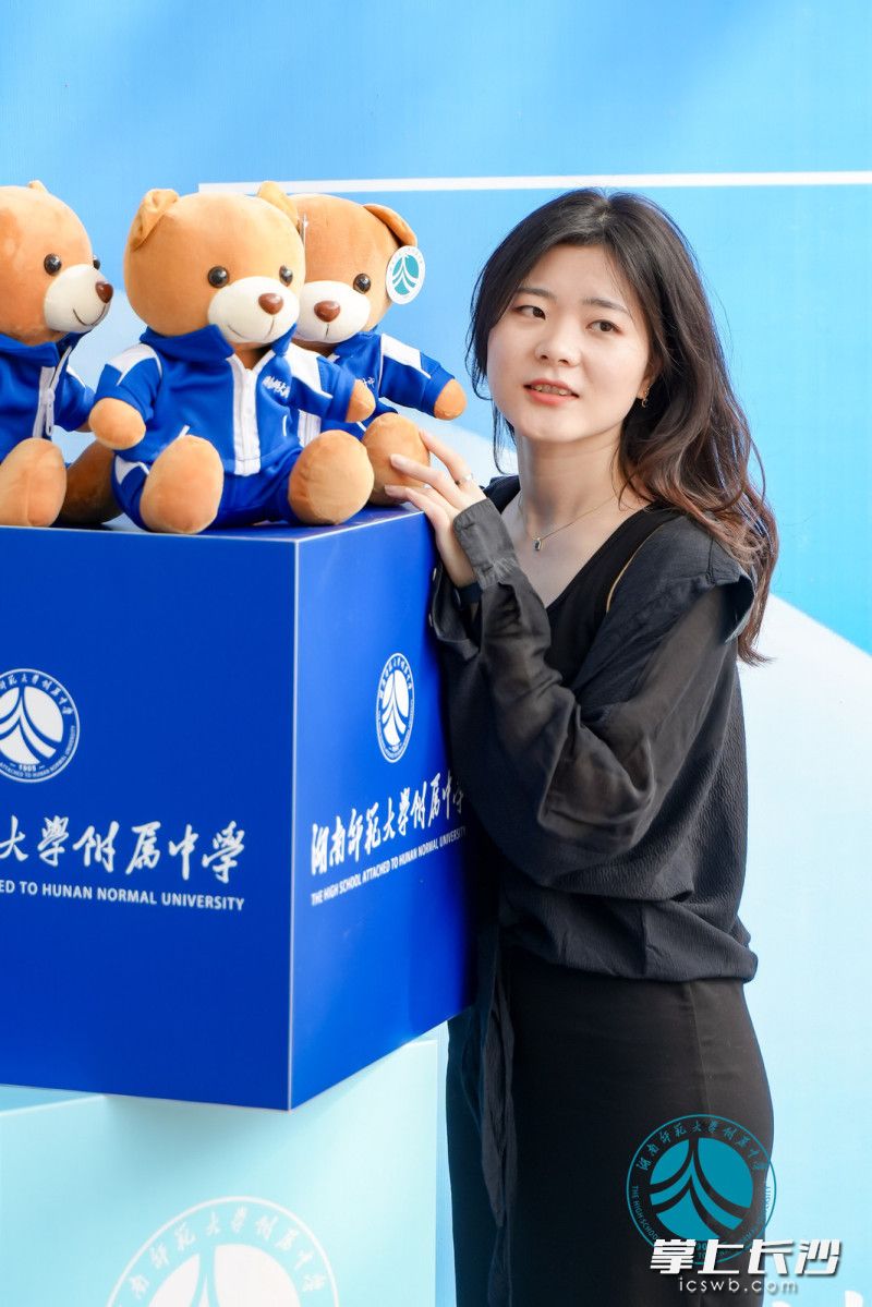 湖南师大附中文创产品“附中熊”吸引校友合影。 湖南师大附中文创产品“附中熊”吸引校友合影。