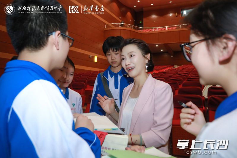 会场上，杨雨教授被学生追捧。 均为长沙晚报通讯员沙路摄