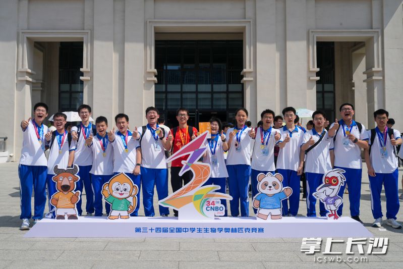 2019年起，黄俊接过湖南师大附中生物奥赛主教练的重担，传承学校“金牌摇篮”的美誉，开启了拔尖创新学生培养的新征程。