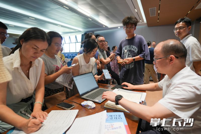 湖南师大附中大泽湖校区举行校园开放日活动。 湖南师大附中大泽湖校区举行校园开放日活动。