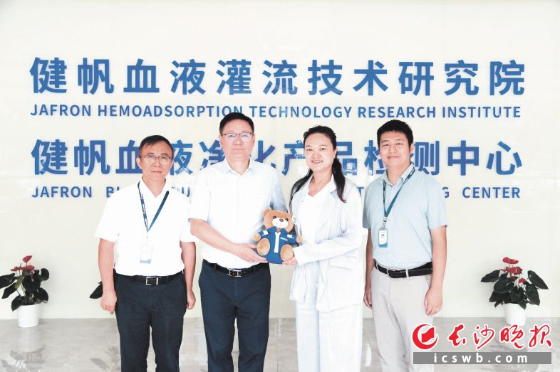  董凡（左二）与母校老师和校友合影。长沙晚报全媒体记者 林暘 摄