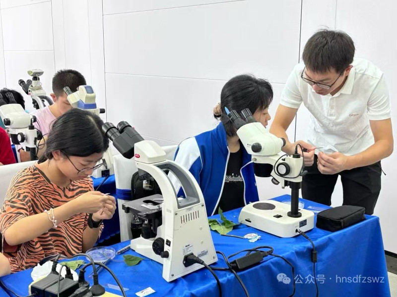 “用心守护每一个梦想，真心与孩子一起前行”。