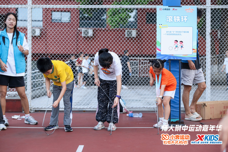 滚铁环。 滚铁环。