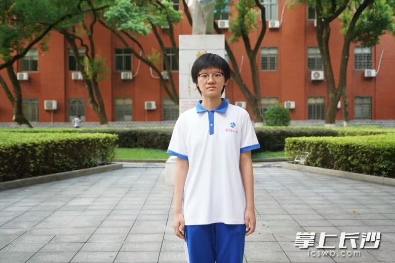 万雨欣同学荣获中国女子数学奥林匹克金牌,并入选冬令营。 均为长沙晚报通讯员梁文婷摄 万雨欣同学荣获中国女子数学奥林匹克金牌,并入选冬令营。 均为长沙晚报通讯员梁文婷摄