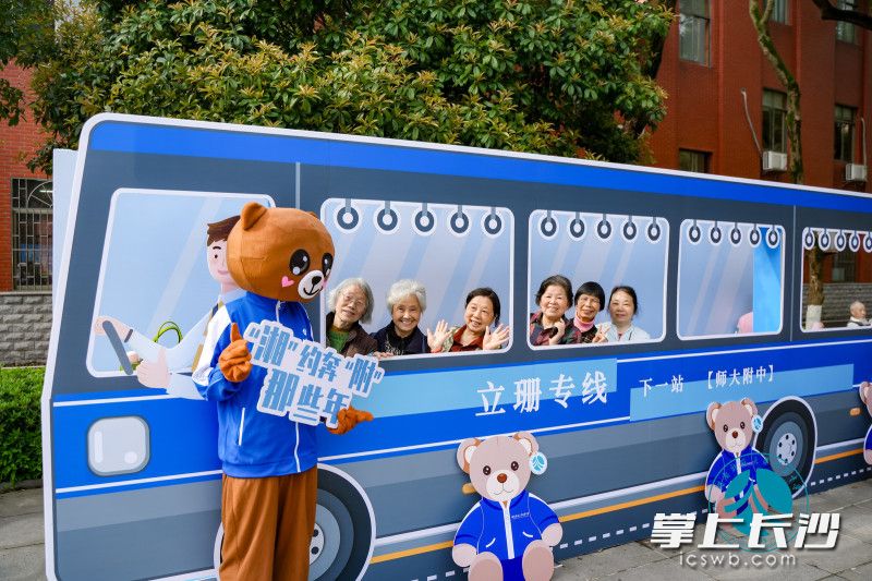 校友们打卡校园。 校友们打卡校园。