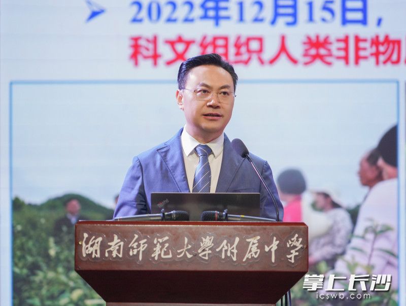 刘仲华教授是著名的“茶院士”,他带领团队在茶叶加工理论与技术、茶叶深加工与资源利用、茶与健康等领域作出了卓越的贡献。 刘仲华教授是著名的“茶院士”,他带领团队在茶叶加工理论与技术、茶叶深加工与资源利用、茶与健康等领域作出了卓越的贡献。