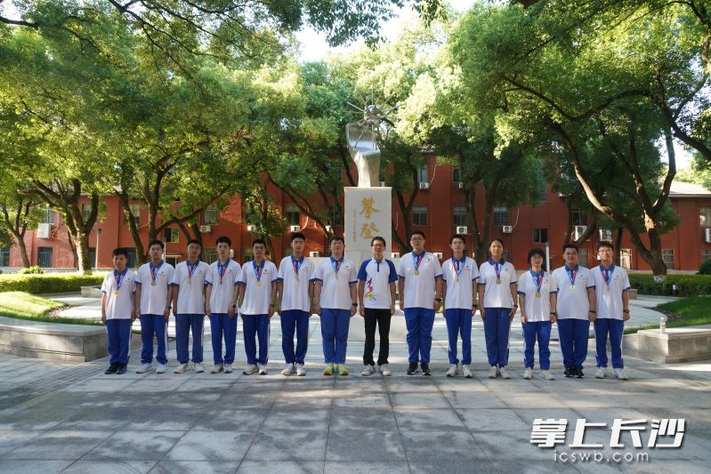 在校园攀登碑前，黄俊和队员们在一起。照片由本人提供