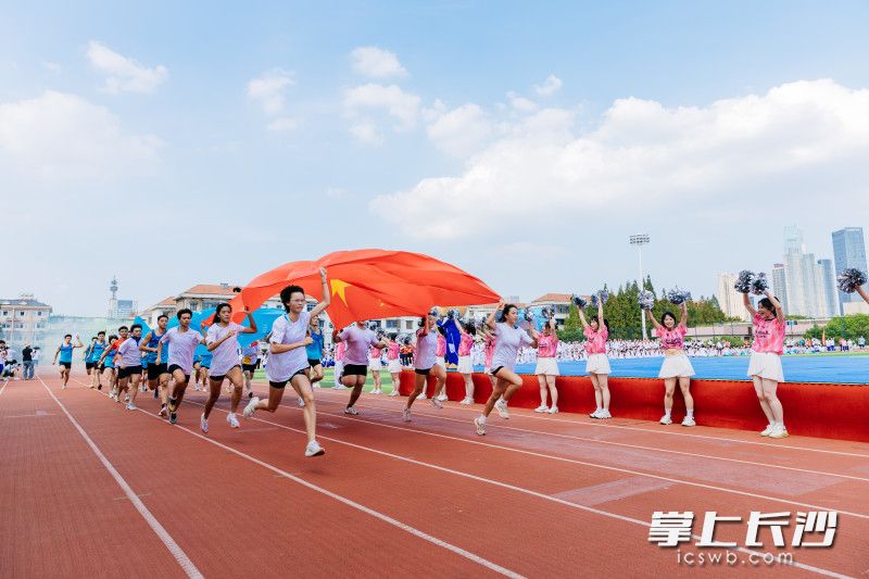 湖南师大附中向来注重学生艺体活动开展。图为校园体育节中活力四射的附中学子。均为学校供图