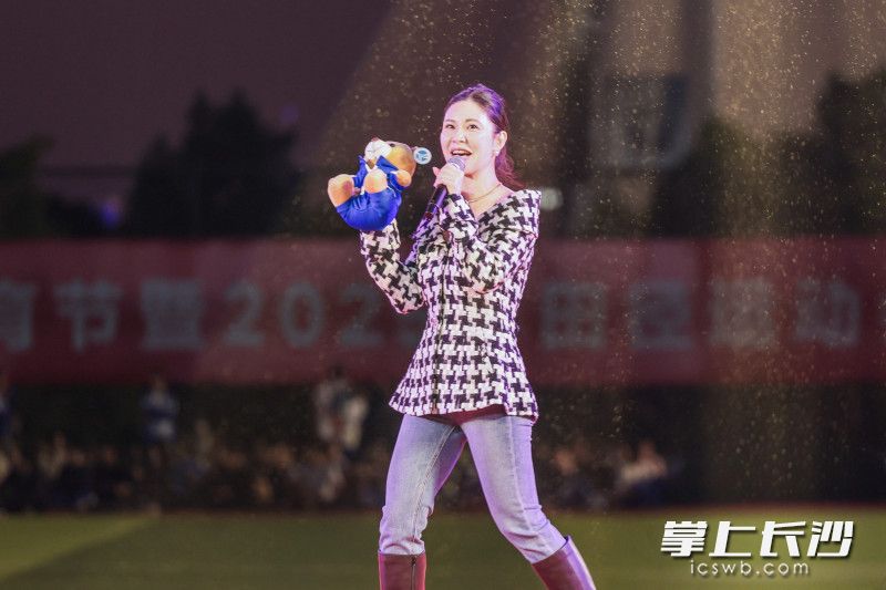 超女长沙唱区冠军、附中校友赵婧贻深情献唱。