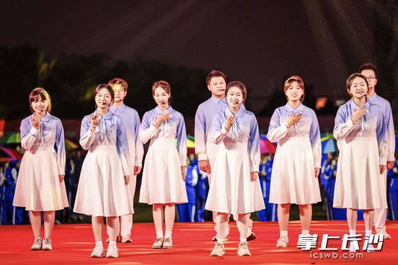 美妙的歌声飞扬在田径场上空。