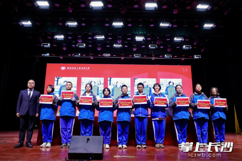 20名张家界市民族中学优秀学生获赠励志奖学金。 20名张家界市民族中学优秀学生获赠励志奖学金。