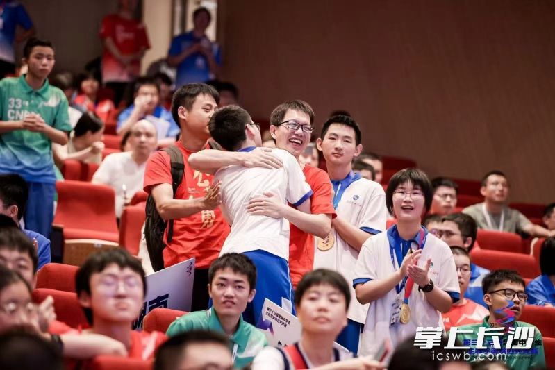 每次获奖，同学们第一反应就是拥抱黄俊教练。