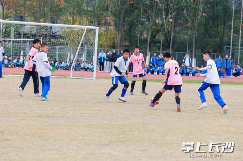 两校学生在足球场上增进情谊。 两校学生在足球场上增进情谊。