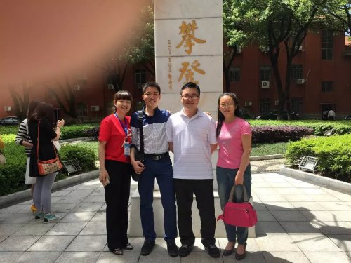 母校70周年华诞之际,湖南师大附中信息学竞赛组第一届学生陈锋宏、廖望回母校看望教练和老师